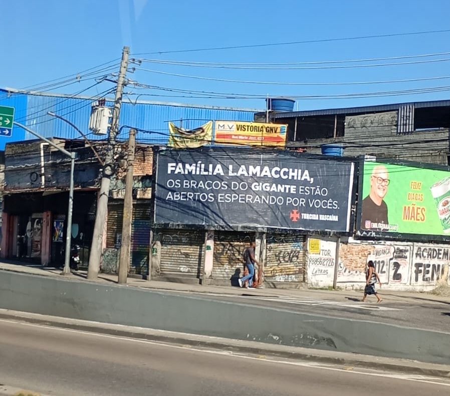 newscolina's tweet photo. Outdoor com apoio a família Lamacchia no Rio de Janeiro. https://t.co/mJrpAYKpP5