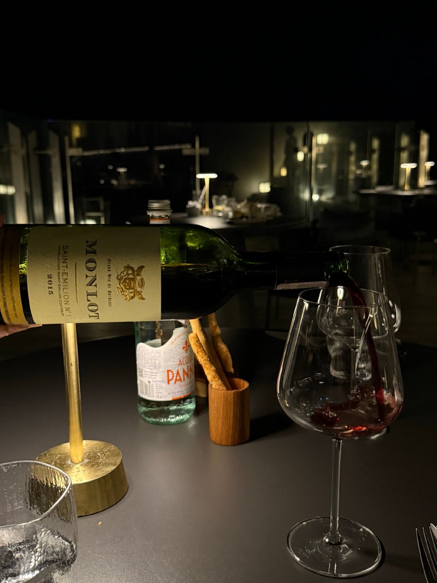 weorpwor's tweet photo. adulting is hard so i’m just gonna let the wine do the talking tonight https://t.co/p2NZYmyKub