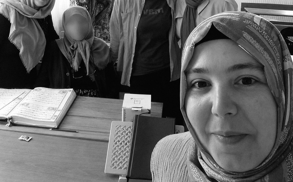 Vefasz176719's tweet photo. Kuran-ı Kerim öğretmeni
Zeynep Çoban tutuklandı..

Suçu mu;

Bank Asya’ya para yatırmak,
dini sohbetlere katılmak v.s 

#KHKZulmündeOnuncuYıl https://t.co/vJpFFJrlgK