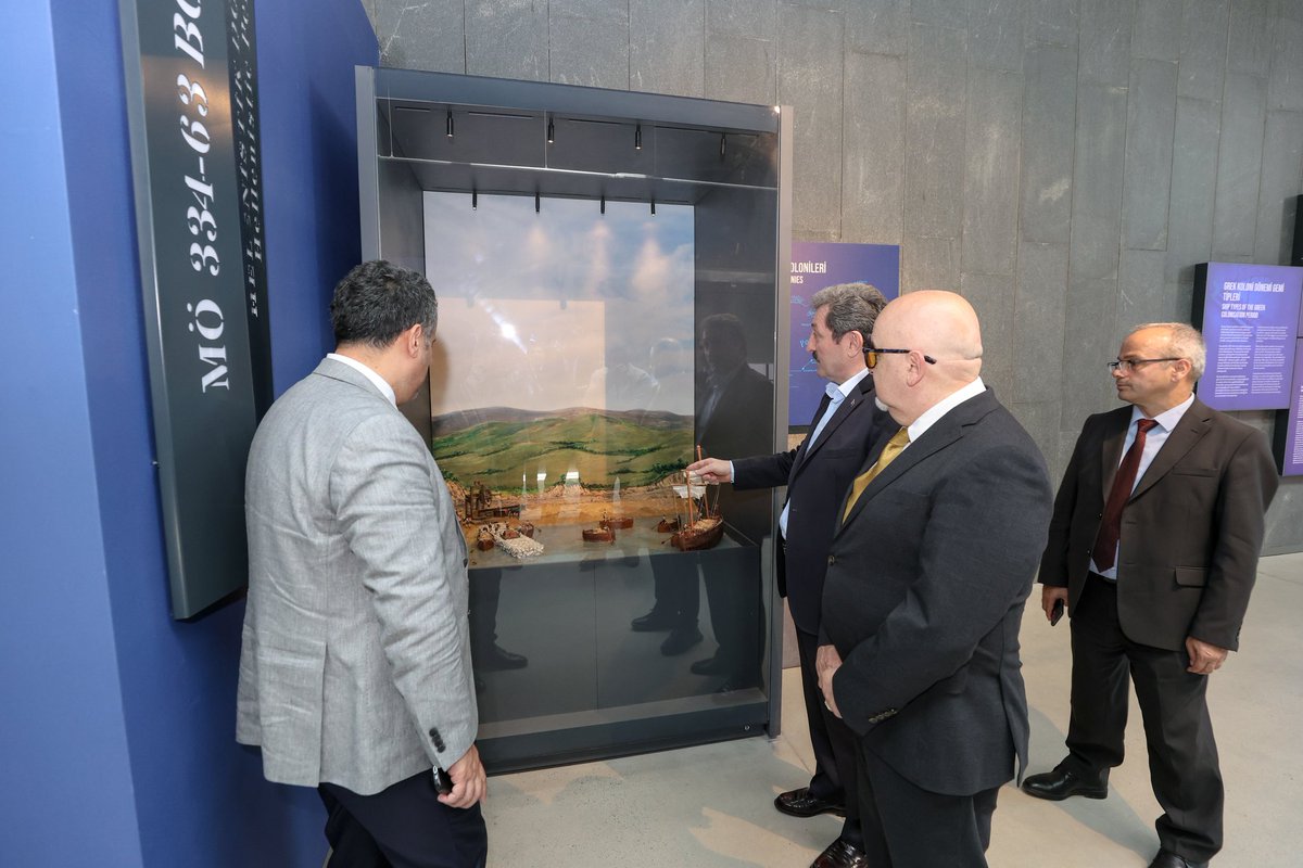 TCSamsunValilik's tweet photo. 📍#Samsun Müzesi 🏛

📌Valimiz Sayın @orhantavli_, Büyükşehir Belediye Başkanı Sayın @halitdoganbsk, Kültür ve Turizm Bakanlığı Sinema Genel Müdürü Sayın Birol Güven, Genel Müdür Yardımcısı Kemal Uysal, İl Kültür ve Turizm Müdürü Süleyman Demirtaş ve Büyükşehir Belediyesi Kültür ve Sosyal İşler Dairesi Başkanı Cihan Güller ile birlikte;

#Karadeniz dalgalarından esinlenilen mimarisi, #Amisos Antik Kenti buluntuları, bronz atlet heykeli, Klasik, #Roma, #DoğuRoma, #Selçuklu, #Osmanlı Döneminden eser grupları ve #MillîMücadele Dönemini içeren eşsiz koleksiyonuyla şehrimize büyük bir değer katan #SamsunMüzesi'ni ziyaret etti.