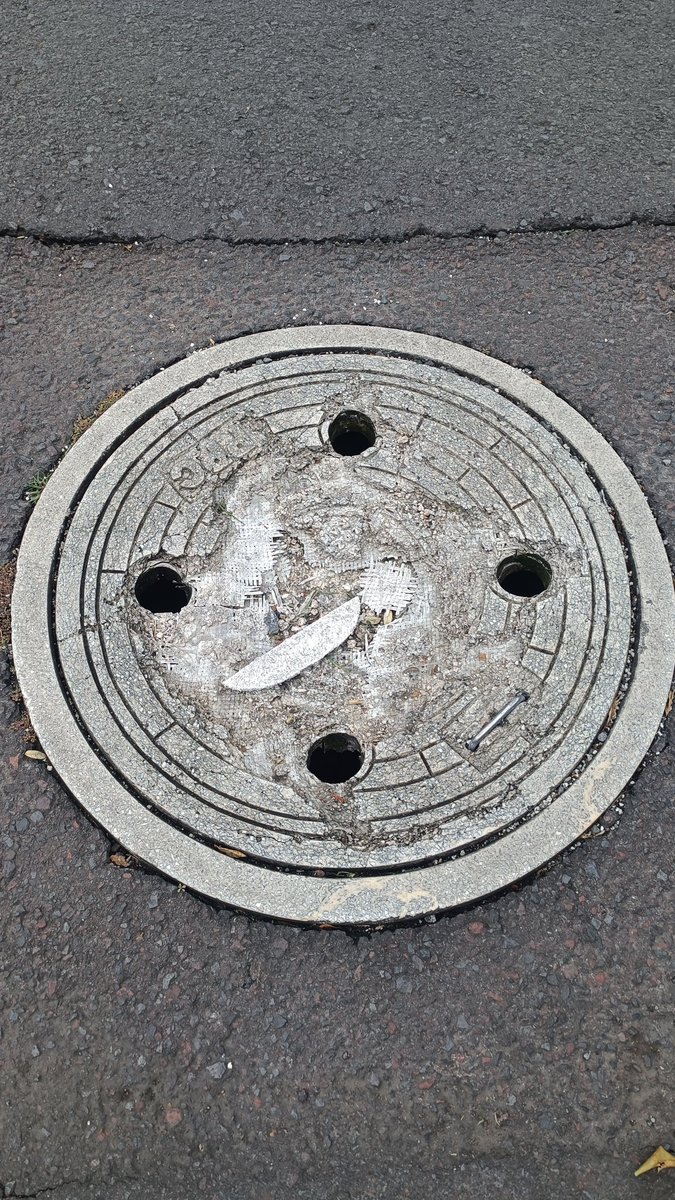 normiux06's tweet photo. Solicito apoyo de @Gabyosoriohdz y @TlalpanAl para arreglar una alcantarilla que cada día se desgasta más y el retiro de una camioneta que ya lleva más de 2 meses abandonada, esto en la col Prado Coapa 2a sección. Gracias @UCS_GCDMX @GobCDMX @ClaraBrugadaM @locatel_mx https://t.co/BW4l7ds0Qy