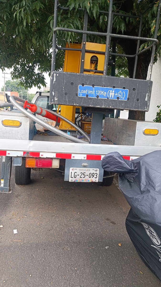 normiux06's tweet photo. Solicito apoyo de @Gabyosoriohdz y @TlalpanAl para arreglar una alcantarilla que cada día se desgasta más y el retiro de una camioneta que ya lleva más de 2 meses abandonada, esto en la col Prado Coapa 2a sección. Gracias @UCS_GCDMX @GobCDMX @ClaraBrugadaM @locatel_mx https://t.co/BW4l7ds0Qy