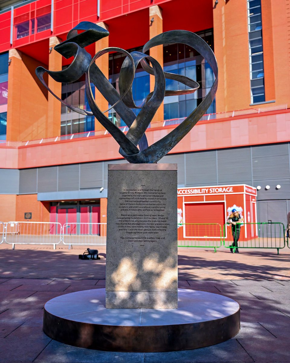 B24PT's tweet photo. Liverpool construiu um memorial permanente em Anfield de homenagem a Diogo Jota e André Silva. https://t.co/EdctfA51iy
