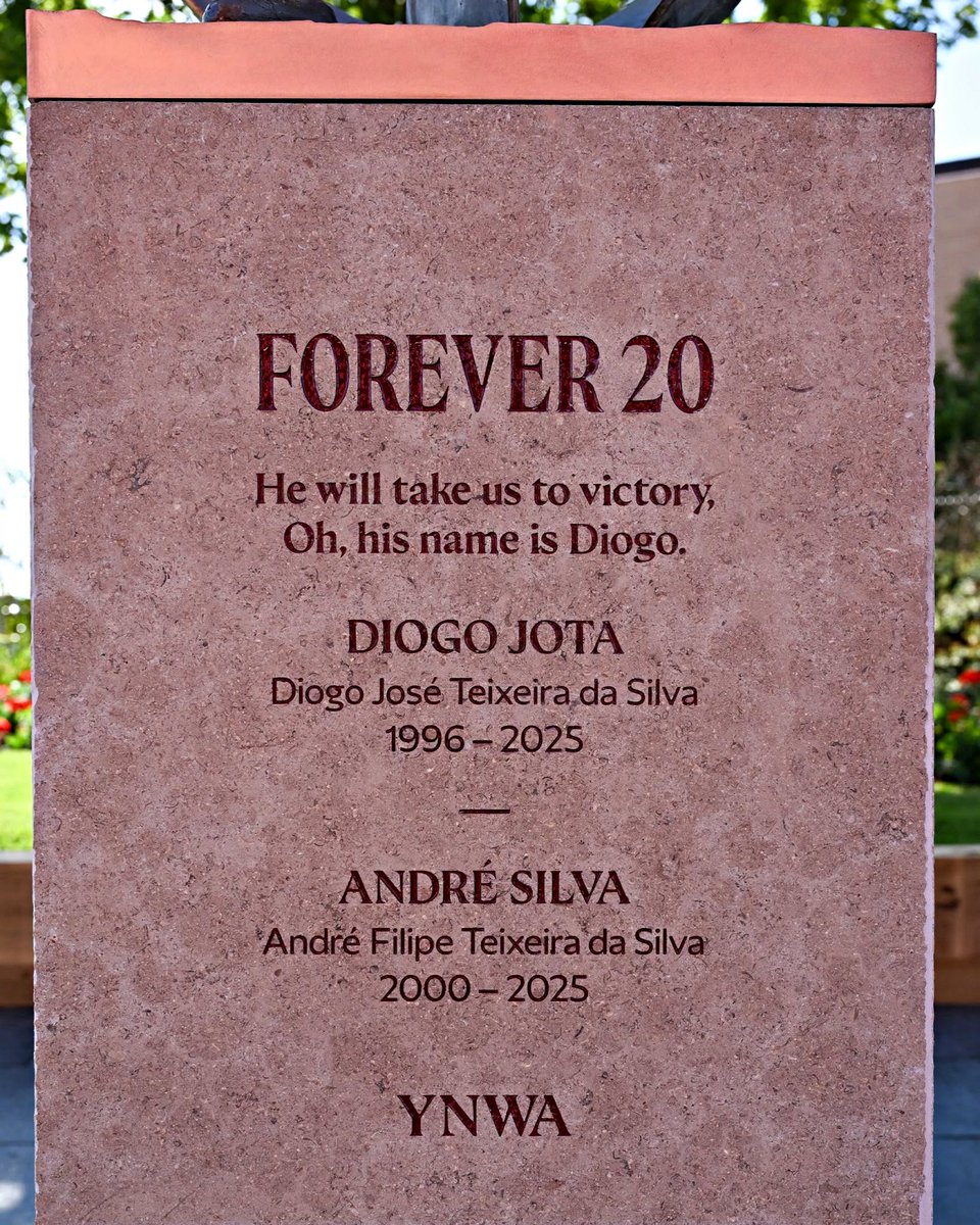 B24PT's tweet photo. Liverpool construiu um memorial permanente em Anfield de homenagem a Diogo Jota e André Silva. https://t.co/EdctfA51iy
