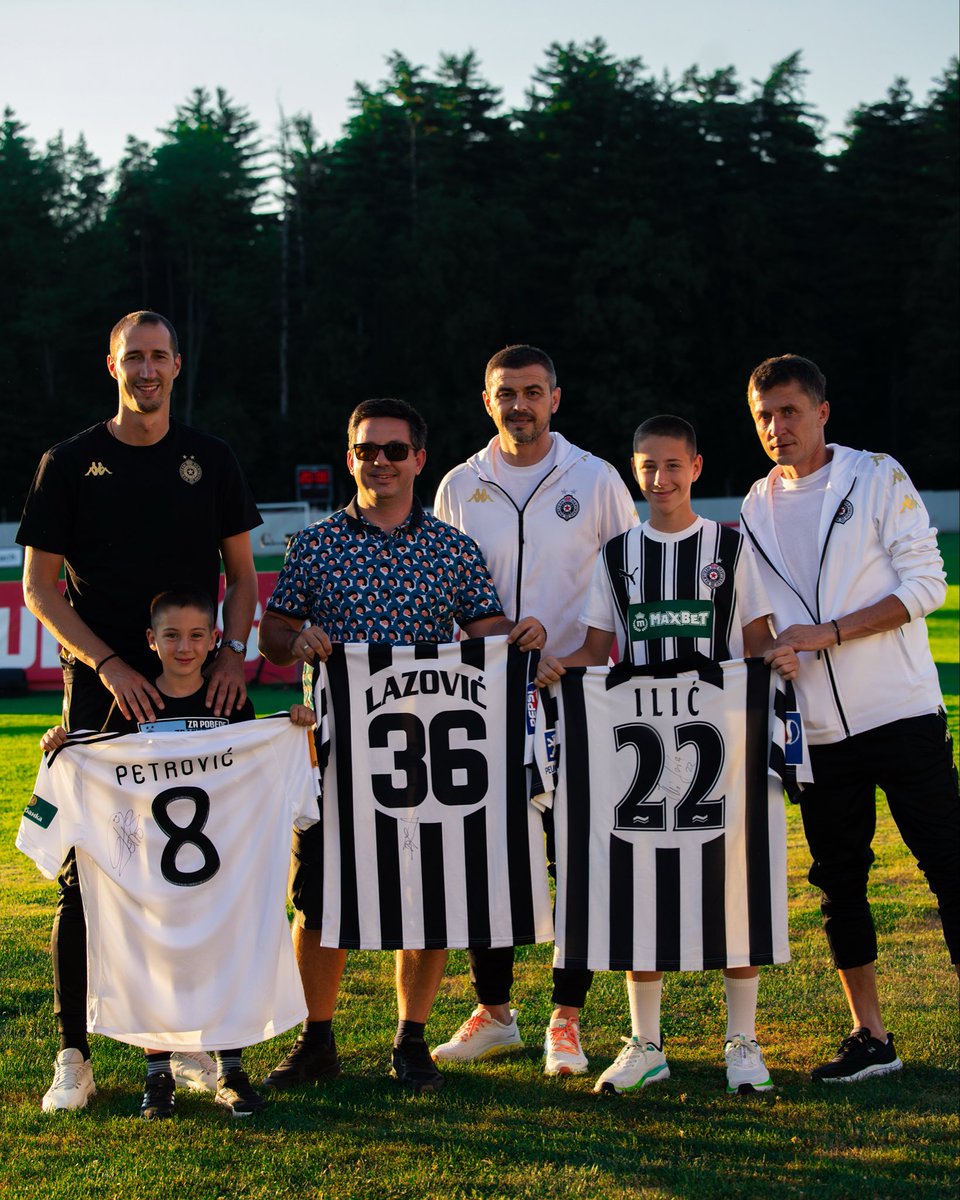 FKPartizanBG's tweet photo. Gde god ti da igraš tu su tvoji Grobari! 🖤🤍 https://t.co/H9t6QGkUo8