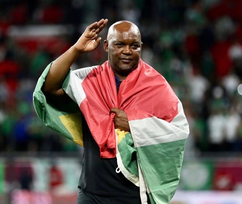 iDiskiTimes's tweet photo. 𝗕𝗥𝗘𝗔𝗞𝗜𝗡𝗚 ‼️

Pitso Mosimane is the leading candidate to take over Bafana Bafana should Hugo Broos indeed leave his role. 

The former Mamelodi Sundowns and Al Ahly head coach could potentially be assisted by Morena Ramoreboli. 

Story by @Makonco_M 

https://t.co/Ut3xR8UkAk