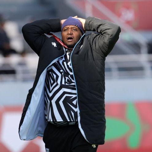 iDiskiTimes's tweet photo. 𝗕𝗥𝗘𝗔𝗞𝗜𝗡𝗚 ‼️

Pitso Mosimane is the leading candidate to take over Bafana Bafana should Hugo Broos indeed leave his role. 

The former Mamelodi Sundowns and Al Ahly head coach could potentially be assisted by Morena Ramoreboli. 

Story by @Makonco_M 

https://t.co/Ut3xR8UkAk