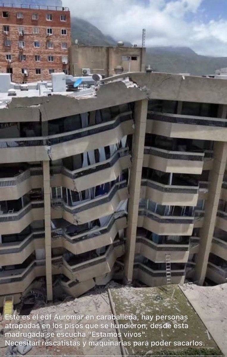 cheo070777's tweet photo. EDIFICIO AUROMAR en CARABALLEDA HAY PERSONAS EN EL PRIMER PISO GRITANDO QUE ESTÁN VIVOS Y NADIE A IDO AL RESCATE. 

Por favor difundan, es una situación desesperante. HAY VIDA ! https://t.co/QPwpkcUVto