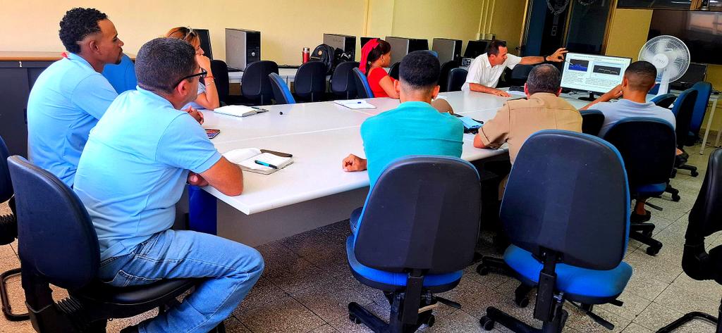 ArandaYoandris's tweet photo. 📡 El uso eficiente del espectro radioeléctrico constituye un pilar para el desarrollo de redes móviles modernas. Comprender su gestión y evolución resulta clave para impulsar tecnologías de Acceso por Radio (RAN) más eficientes, resilientes e innovadoras.
#EtecsaTeAcompaña https://t.co/yR8Ym3b5vY