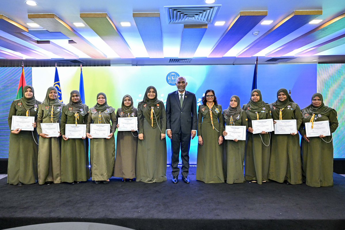 presidencymv's tweet photo. ރައީސުލްޖުމްހޫރިއްޔާގެ ދެކަނބަލުން، ރާއްޖޭގައި ފުރަތަމަ ފަހަރަށް ޤައުމީ ފެންވަރުގައި ގަރލް ގައިޑް ދުވަސް ފާހަގަކުރުމުގެ ރަސްމިއްޔާތު ޝަރަފްވެރިކޮށްދެއްވައިފި 
https://t.co/4HCB8QJIl9 https://t.co/6KKZVl3DYC