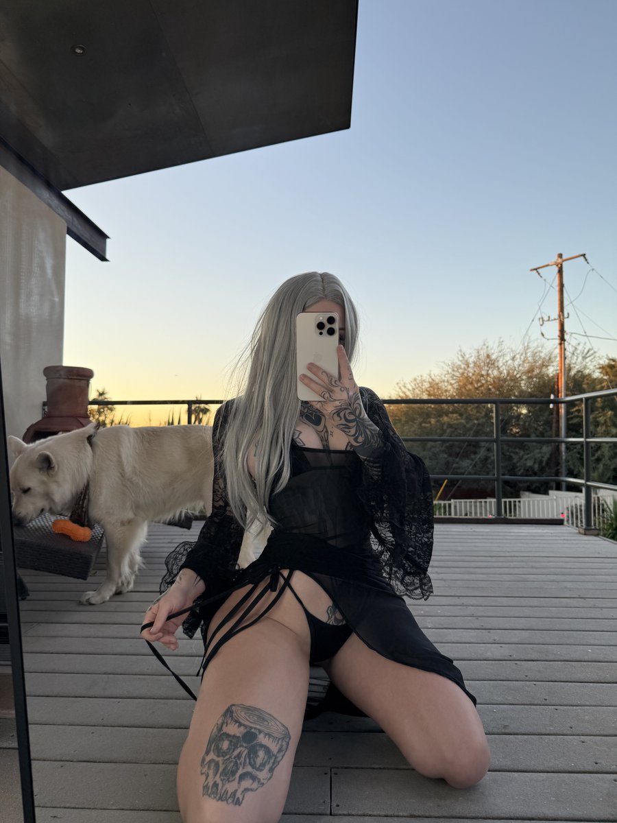 gothicinkegirl's tweet photo. who can handle me? https://t.co/aRnQi14qaY