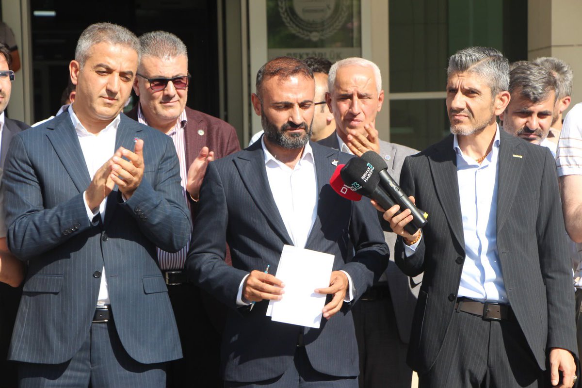 AbdullahCati's tweet photo. Eski FETÖ taktikleriyle, kumpaslarla ve haysiyet cellatlığıyla üniversitemizi teslim alabileceğinizi mi sandınız? Bu devlet de bu millet de bu kirli tezgahlara pabuç bırakmaz. Rektörümüzün arkasındayız, kumpasçıların ensesindeyiz!
​#RektörümünYanındayım 
@RTErdogan @tcbestepe @erolozvar @YuksekogretimK @Yusuf__Tekin @NumanKurtulmus @iletisim @AbdurrahimAlk