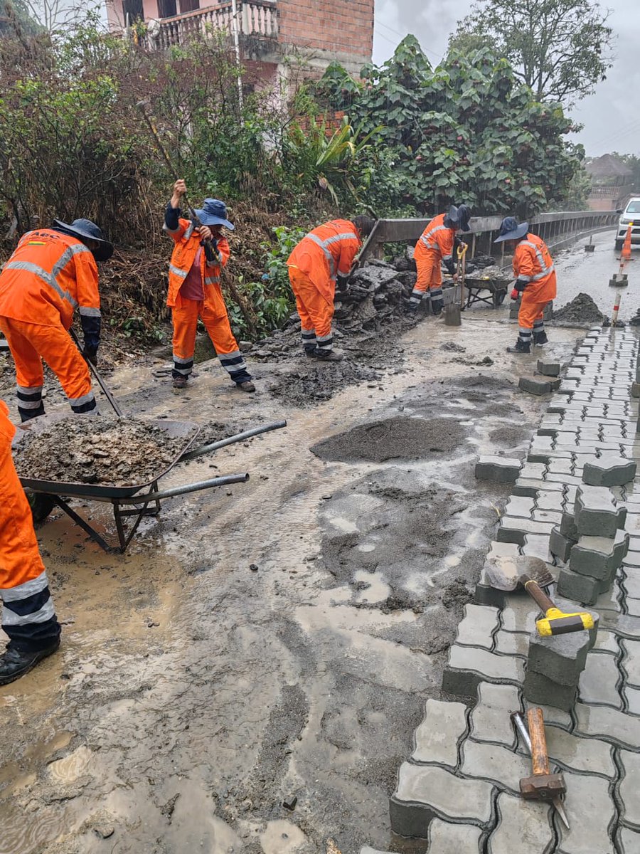 CarreterasBo's tweet photo. ABC EJECUTA TRABAJOS DE CONSERVACIÓN PARA GARANTIZAR LA TRANSIBILIDAD EN LA CARRETERA LA PAZ - UNDUAVI - SANTA BARBARA
Lee la nota completa
➡️
https://t.co/OMgD3QBU4L
#SiempreBolivia
#ABCIntegrandoLaPatria
#ElCaminoEsBolivia https://t.co/0l0FQ9TfXJ