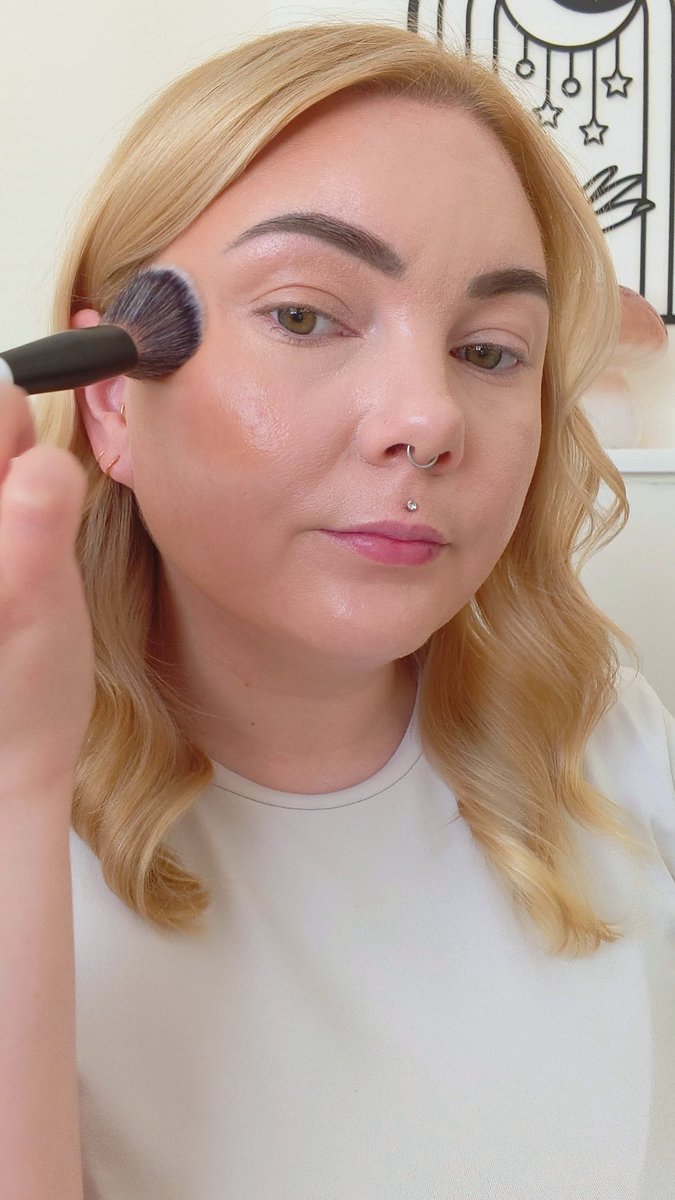 emilylbacon's tweet photo. New @SkincareRhode pocket bronze in "sip" 🤎☕
#rhode #pocketbronze #creambronzer #sunkissed #glowymakeup https://t.co/kwLIpNhCyv