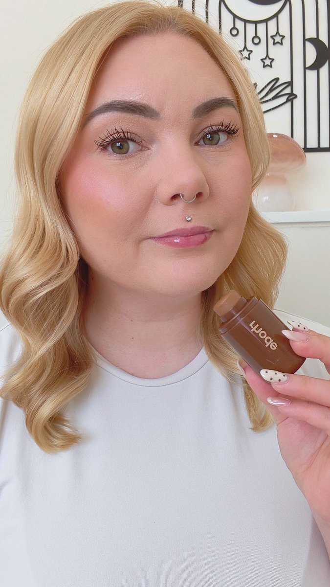 emilylbacon's tweet photo. New @SkincareRhode pocket bronze in "sip" 🤎☕
#rhode #pocketbronze #creambronzer #sunkissed #glowymakeup https://t.co/kwLIpNhCyv