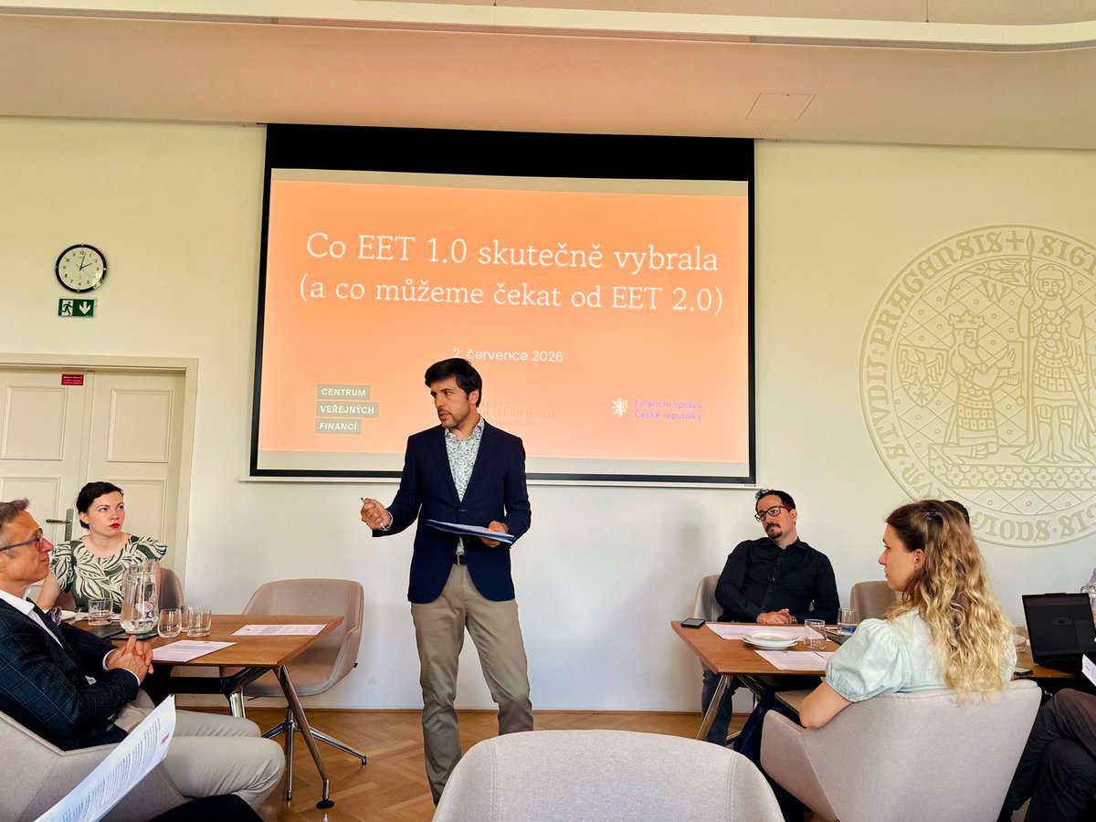 verejnefinance's tweet photo. Kolik skutečně přinesla #EET? Naše nová studie ukazuje na datech @financnisprava:
🔺EET 1.0 zvýšila výběr daní o 7,6 mld. Kč ročně.
🔺Největší % efekt byl v gastro a ubytování.
🔺EET 2.0 by mohla přinést až 13,9 mld. Kč ročně – záleží ale na výjimkách.
🔗https://t.co/c6a4e9Pz6N https://t.co/7caVglZHe3