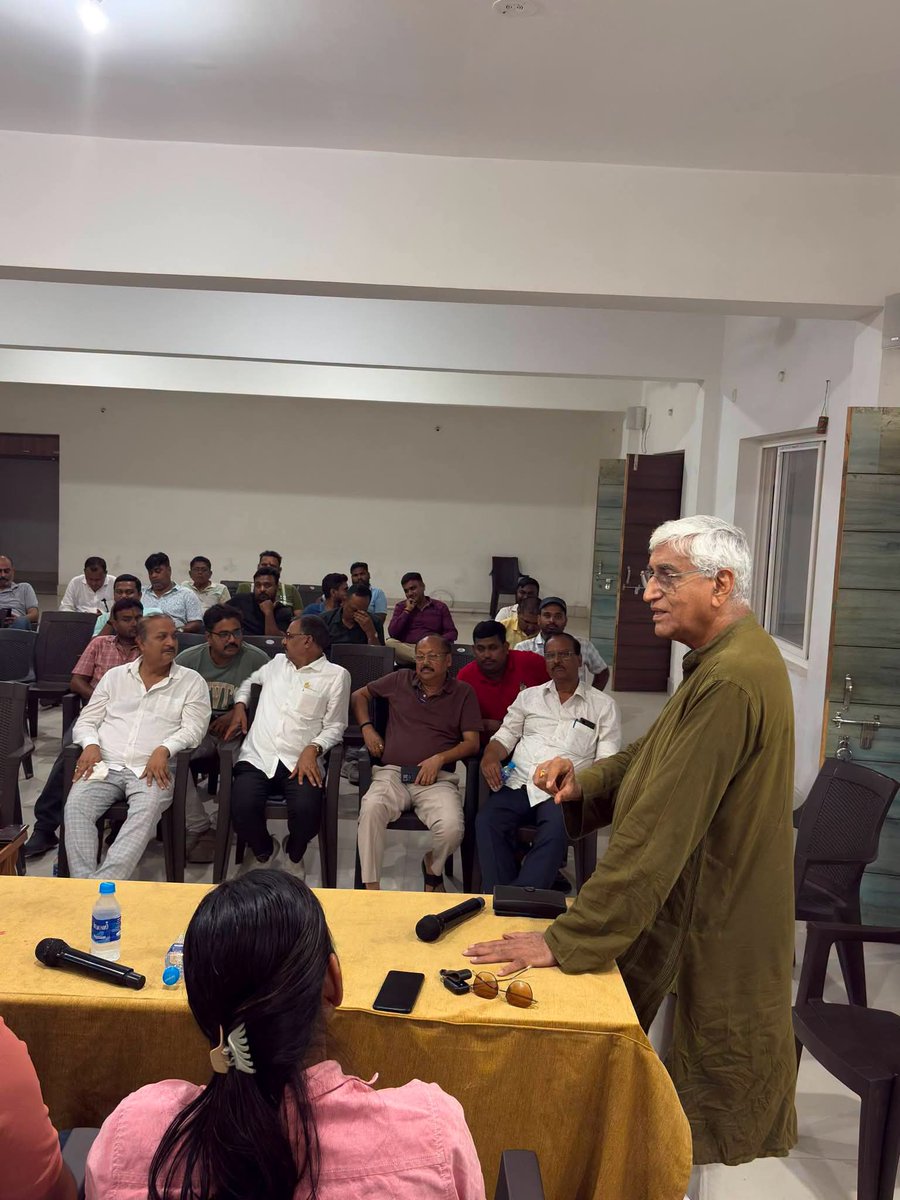 TS_SinghDeo's tweet photo. #ChhatronKiGoonj कार्यक्रम के तहत @nsui और @IYCChhattisgarh के पदाधिकारियों एवं कार्यकर्ताओं के साथ दिनांक 30 जून को जिले के कॉलेजों, स्कूलों एवं विश्वविद्यालय में फीस बढ़ोतरी, शिक्षकों, प्राध्यापकों, संसाधनों की कमी सहित विभिन्न विषयों को लेकर अम्बिकापुर में कांग्रेस कार्यालय राजीव भवन में चर्चा हुई। 

इस कार्यक्रम के तहत आगे के विभिन्न कार्यक्रमों की रूप रेखा बनाई गई। जिसमें जिला कांग्रेस सरगुजा के पदाधिकारियों एवं मैंने विभिन्न विषयों पर युवाओं को प्रेरित किया तथा आगे कैसे कार्यक्रम हों इस पर जानकारी दी।

पेपर लीक, परीक्षा व्यवस्था में सुधार सहित विभिन्न विषयों पर चर्चा हुई और इन बातों को छात्रों तक लेकर जाने के लिए रूपरेखा तैयार की गई।