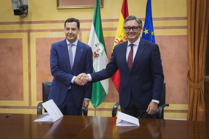 LucasAlvarezPol's tweet photo. Coma sempre, a fotografía política di moito. Adiviña quen acadou os seus obxectivos e quen non. Quen diga que Juanma quería este pacto está moi equivocado, só hai que mirar a comunicación non verbal de cada un. https://t.co/Icx1BxHXa5