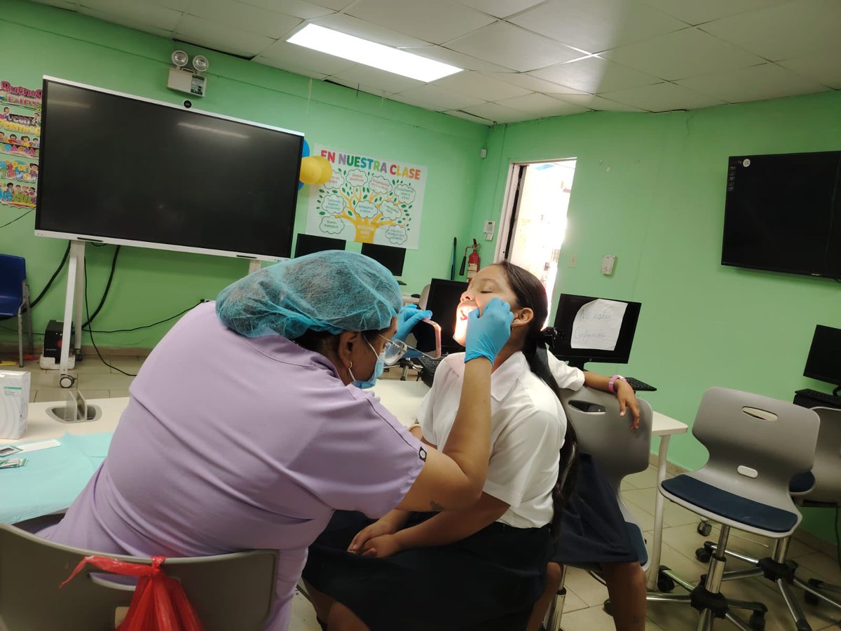 MINSAPma's tweet photo. #PanamáMetro | Promovemos la prevención del dengue desde el Centro de Salud de Veracruz con jornadas educativas dirigidas a estudiantes y usuarios, fomentando la eliminación de criaderos del mosquito Aedes aegypti. #MinsaPanamá https://t.co/BKx7x2EsrF