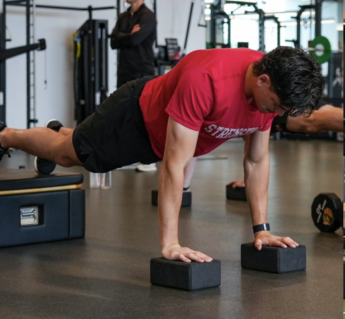 DailyBoisvert's tweet photo. Offseason gains ✅😎

📸: @NHLBlackhawks https://t.co/o3aaQ7IIg3