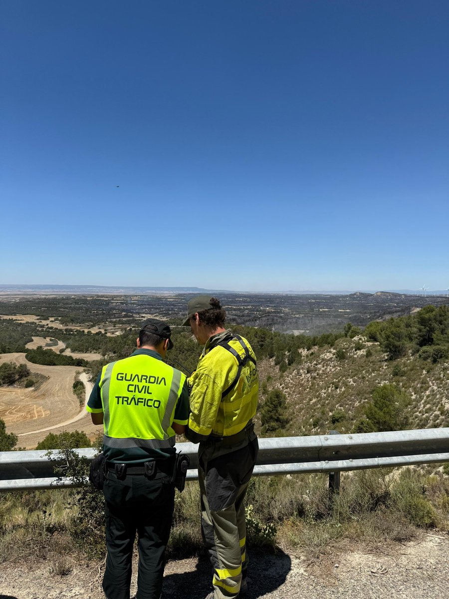 guardiacivil's tweet photo. 🚨 información de interés 🚨
En la zona del incendio de leciñeña, Sierra de Alcubierre (Zaragoza) se está regulando la circulación por determinadas vías para mejorar la seguridad vial. https://t.co/gdRy1gyAib