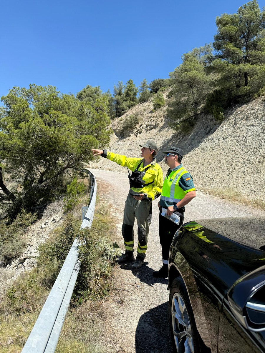 guardiacivil's tweet photo. 🚨 información de interés 🚨
En la zona del incendio de leciñeña, Sierra de Alcubierre (Zaragoza) se está regulando la circulación por determinadas vías para mejorar la seguridad vial. https://t.co/gdRy1gyAib