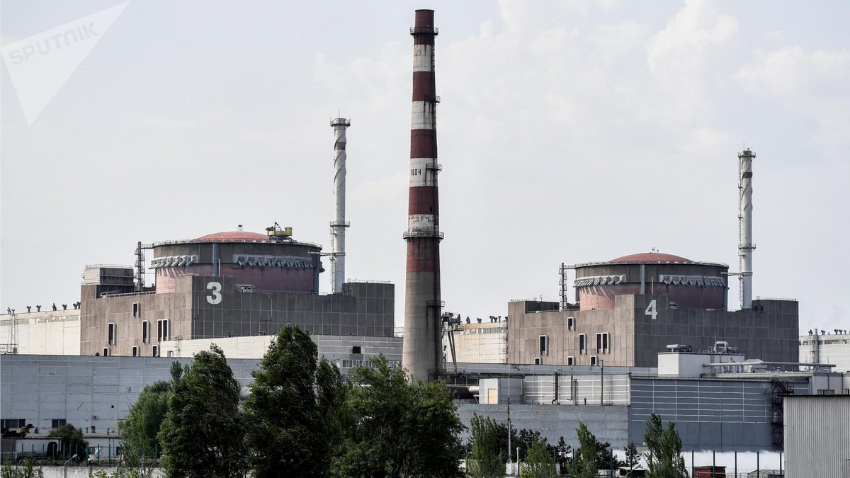 SputnikMundo's tweet photo. ☢️🇺🇦 El OIEA confirma daños significativos en la ciudad satélite de la planta nuclear de Zaporozhie

💬 "El equipo del Organismo Internacional de Energía Atómica [OIEA] (...) confirmó daños significativos en una estación de bomberos de la cercana ciudad de Energodar", reza el comunicado del ente con referencia al director general, Rafael Grossi.

👉 Asimismo, se subraya que la sección perjudicada desempeña un papel importante en cuanto a la capacidad de respuesta ante emergencias de la planta.

🔊 Al respecto, Grossi sostuvo que "todo ataque que socave la seguridad nuclear y la preparación ante emergencias es inaceptable", cita el organismo.

🔍 La nota detalla que el 30 de junio la estación de bomberos de Energodar fue atacada por drones y, al día siguiente, los especialistas del OIEA registraron daños en el edificio y en varios vehículos de extinción de incendios, lo cual redujo considerablemente la capacidad operativa del establecimiento bomberil.