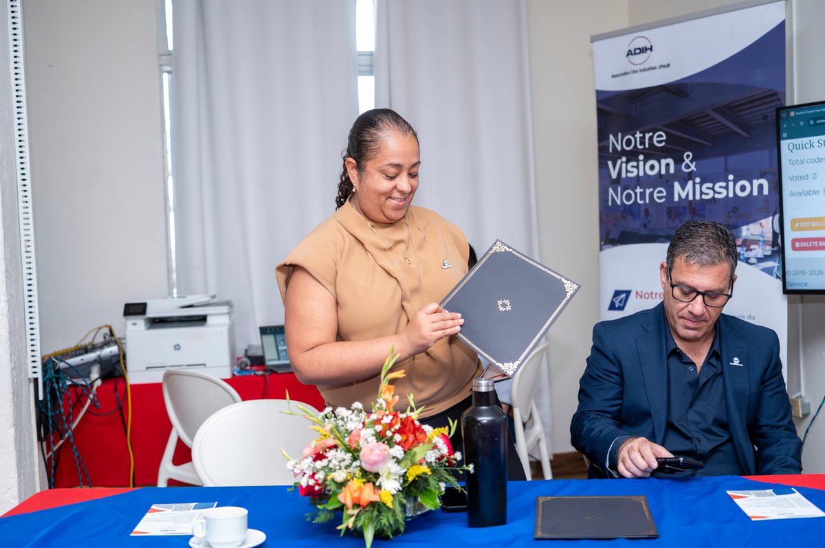ADIHNews's tweet photo. 🏅 Un hommage à l'engagement de nos membres
À l'occasion de son Assemblée Générale tenue le 26 juin 2026 à l'Hôtel Montana, l'Association des Industries d'Haïti (ADIH) a eu le privilège de rendre hommage à plusieurs de ses membres en leur remettant des certificats de reconnaissance.
Par ce geste symbolique, l'ADIH a souhaité saluer leur dévouement, leur engagement constant et leur précieuse contribution au rayonnement de l'Association ainsi qu'au développement du secteur industriel haïtien.
Ces distinctions témoignent de la reconnaissance de l'ADIH envers celles et ceux qui, par leur implication et leur esprit de collaboration, contribuent à faire avancer notre mission collective.
Félicitations à tous les récipiendaires et merci pour votre engagement au service de l'Industrie haïtienne.
#ADIH #Reconnaissance #Engagement #IndustrieHaïtienne #Haïti