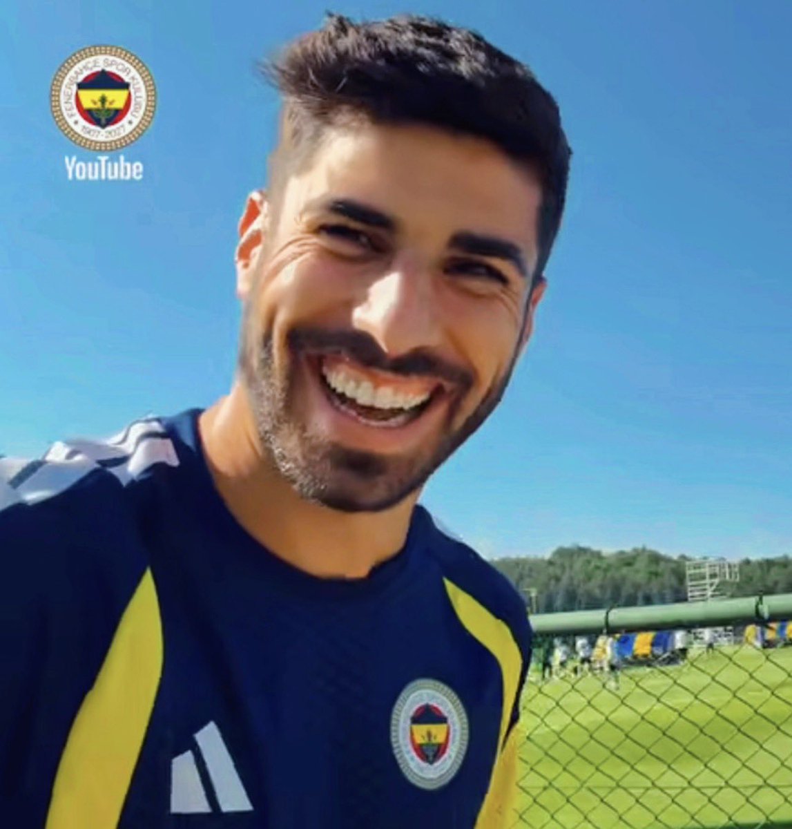 SaracogluSports's tweet photo. Sen hep böyle gül iki gözüm rabbim senin acılarını alsın Osimhen'e versin inşallah🤲🏻 https://t.co/uocO0El51y