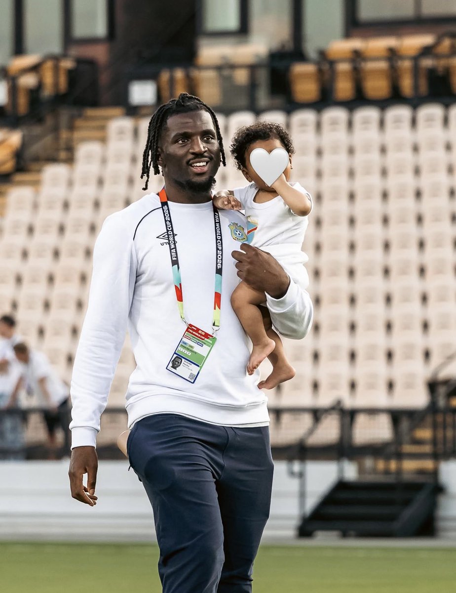 jenovicmbowa1's tweet photo. 🇨🇩⚽️ Malgré sa blessure, qui l’a privé de la Coupe du monde, Rocky Bushiri est resté au plus près des Léopards 🐆 

Présent aux États-Unis 🇺🇸 avec sa femme et son enfant, l’international congolais a vécu de près ce moment historique. Il a partagé plusieurs photos de sa petite famille à l’entraînement ainsi qu’au stade les jours de match, tout en remerciant le sélectionneur Sébastien Desabre de lui avoir permis de faire partie du voyage.

« Merci à mes frères de m’avoir accueilli. Merci au Hibernian Football Club d’avoir rendu cela possible » #Mondial2026 #RDC