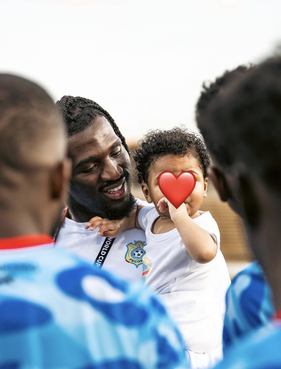 jenovicmbowa1's tweet photo. 🇨🇩⚽️ Malgré sa blessure, qui l’a privé de la Coupe du monde, Rocky Bushiri est resté au plus près des Léopards 🐆 

Présent aux États-Unis 🇺🇸 avec sa femme et son enfant, l’international congolais a vécu de près ce moment historique. Il a partagé plusieurs photos de sa petite famille à l’entraînement ainsi qu’au stade les jours de match, tout en remerciant le sélectionneur Sébastien Desabre de lui avoir permis de faire partie du voyage.

« Merci à mes frères de m’avoir accueilli. Merci au Hibernian Football Club d’avoir rendu cela possible » #Mondial2026 #RDC
