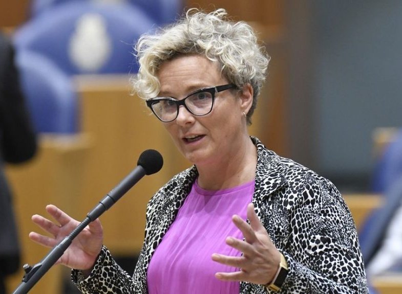 KAFKA_Dev's tweet photo. D66'er Paulusma was gister voorzitter!
Ze onderbrak continu partijen die de boeren steunen &amp; zette een bezorgde boerin, wiens leven wordt VERWOEST, zelfs de zaal uit! 

Doe een ❤️ &amp; RT als je WALGT van Paulusma! 

#stikstofdebat https://t.co/YbcDkvh9Ti