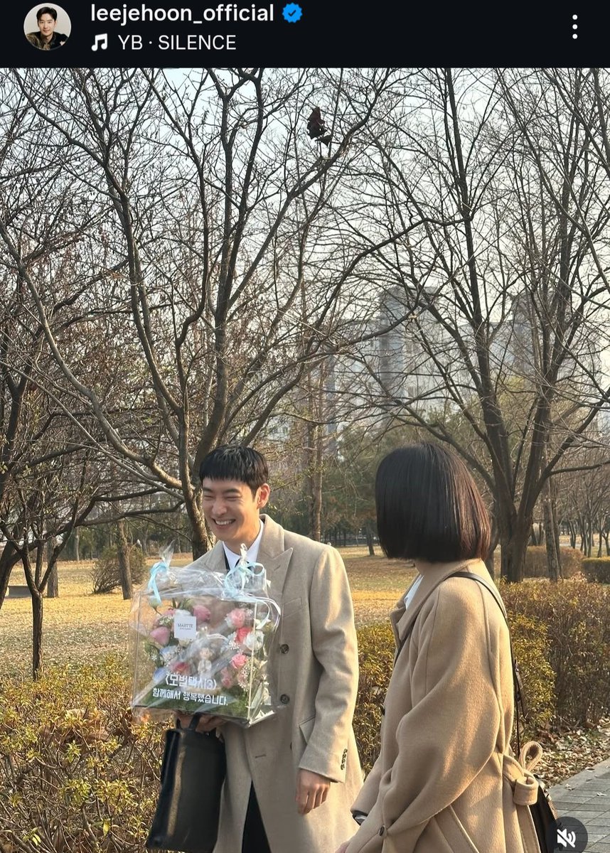 yejiinsi6's tweet photo. how she posted him                 how he posted her https://t.co/na6N0OJjK1