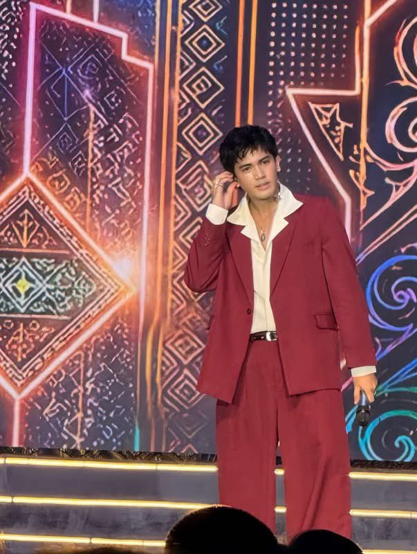 chesseayy's tweet photo. plz put him more in this kinds of colours 🥀 https://t.co/e6nYAJL6wg
