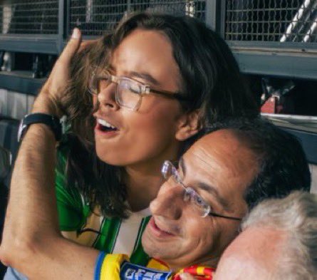 Urisisbenizadi's tweet photo. Jajajaajaja. 🤣🤣🤣🤣🤣🤣  ¿la moza del vicepresidente? https://t.co/ajNdlgj0yl