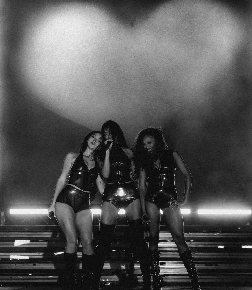 FLO2hoe's tweet photo. I 💙 this picture so much https://t.co/XRafuFLI6k