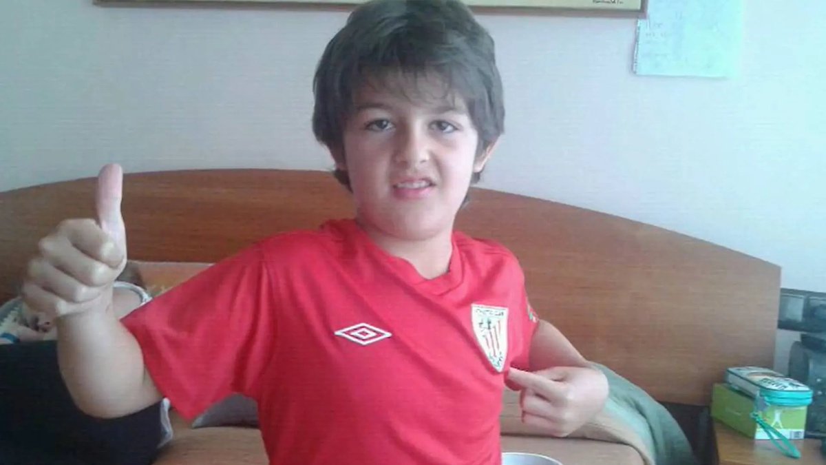 GariSerna's tweet photo. Gu bezalako athleticzalea, gu bezalako euskalduna. Zorterik onena opa dizut, Unai. https://t.co/ZLhT2VWnap