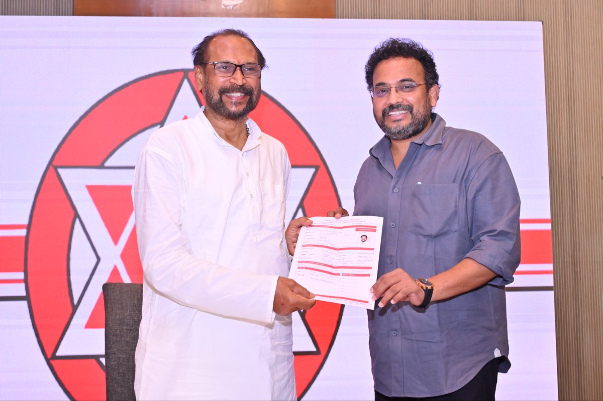Boddepalliraghu's tweet photo. జనసేన పార్టీ అధినేత శ్రీ పవన్ కళ్యాణ్ గారి ఆదేశాల మేరకు, విశాఖపట్నంలో నిర్వహించిన విశాఖపట్నం పార్లమెంట్ సమాచార సేకరణ కార్యక్రమంలో పార్లమెంట్ పరిశీలకులు, అనకాపల్లి ఎమ్మెల్యే శ్రీ కొనతాల రామకృష్ణ గారికి నా దరఖాస్తును సమర్పించడం జరిగింది.

జై జనసేన! ✊

@PawanKalyan
@JanaSenaParty https://t.co/ISOSx7kWWZ