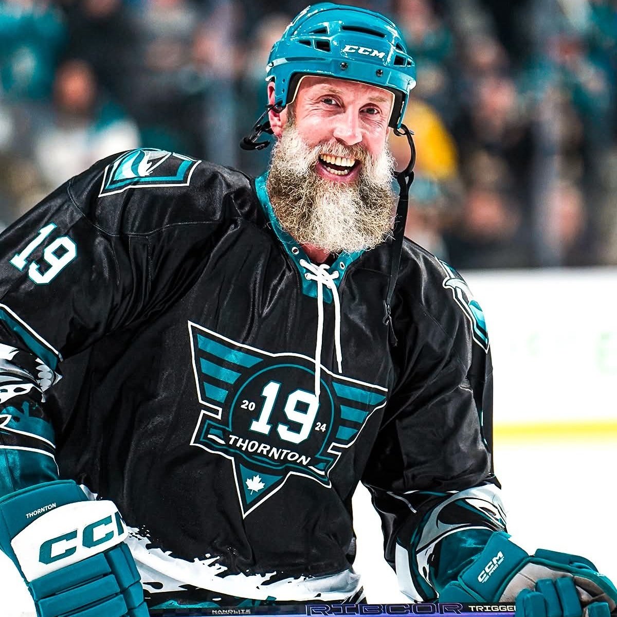 sjsharkshistory's tweet photo. Happy 47th Birthday to #SJSharks alumnus forward, captain, and 2025 Hockey Hall of Famer Joe Thornton.

📸 NHL social media https://t.co/lBwrksW6Cj