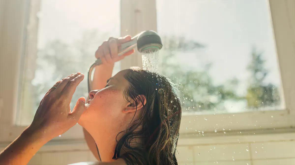 telva's tweet photo. Héctor Núñez, farmacéutico y experto capilar: "Si has oído que lavar el pelo con agua fría hace que esté más brillante porque sella la cutícula, siento decirte que no" https://t.co/YPXcQbRErm https://t.co/XwA2jWvMRw