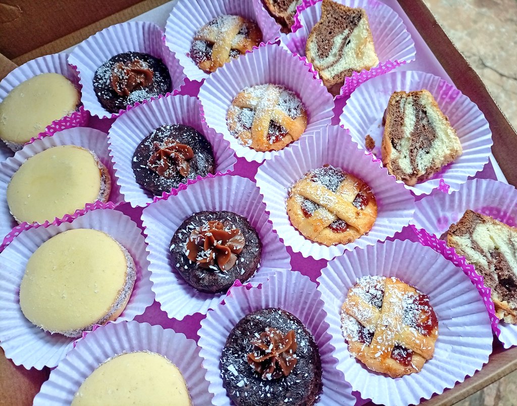 Johanna10722045's tweet photo. Bocaditos dulces y salados para el cumple de Lore
Brownie
Alfajor 
Pastafrola 
Pionono
Marmolada 
Y los salados!
Cansada, pero feliz por el progreso y la ayuda de todos ustedes!. 
La mejor red social! https://t.co/mlgjR22Avz