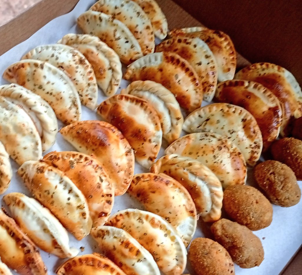 Johanna10722045's tweet photo. Bocaditos dulces y salados para el cumple de Lore
Brownie
Alfajor 
Pastafrola 
Pionono
Marmolada 
Y los salados!
Cansada, pero feliz por el progreso y la ayuda de todos ustedes!. 
La mejor red social! https://t.co/mlgjR22Avz