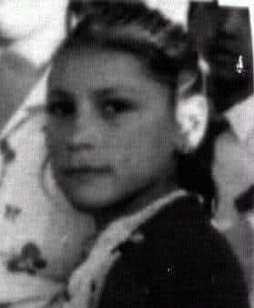 RadioUmbral's tweet photo. 2 de Julio de 1986 en La Florida, los militares dispararon a Nadia Fuentes, de 13 años a quien su madre había mandado a comprar pan
La niña estuvo varias horas tendida en el suelo junto a la bolsa del pan, mientras los pobladores del lugar protestaban
No Olvidamos 
No Perdonamos https://t.co/ciPYvj5atQ