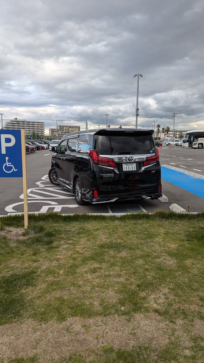 dinogoldpine's tweet photo. 須磨シーワールドの駐車場　非常識すぎる https://t.co/cDHxJwDwfh