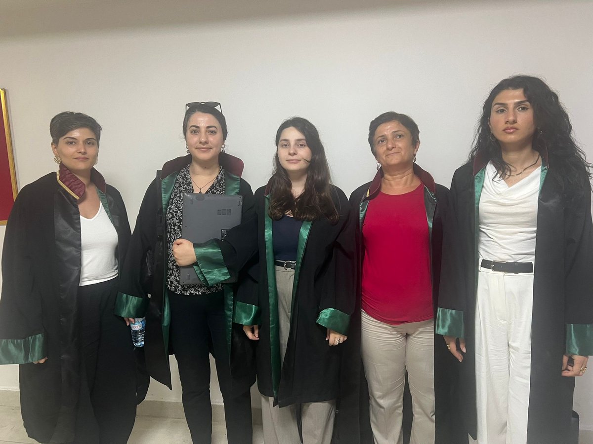 istbarosuKHM's tweet photo. Ayşe Tokyaz davasının üçüncü celsesinin ikinci gününde İstanbul Barosu Kadın Hakları Merkezi olarak duruşmadaydık. İddia makamı esasa ilişkin mütalaasını açıkladı. Sanıkların tutukluluk halinin devamı ile karar duruşmasının 9 Eylül 2026 saat 10.05’te görülmesine karar verildi. https://t.co/FGps1UmOXU