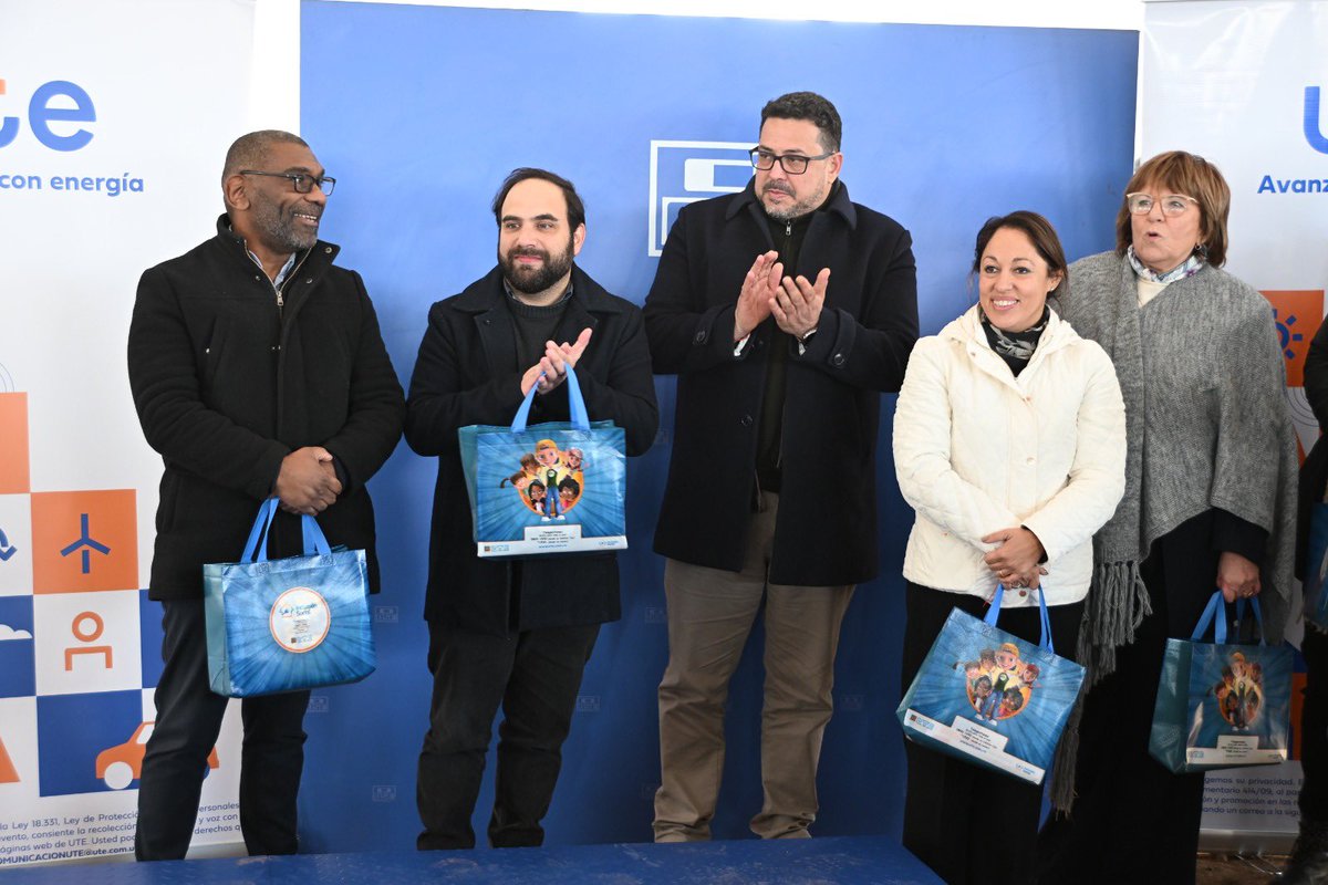 MAmbienteuy's tweet photo. Participamos junto a @OSE_Uruguay y @utecomunicacion en la inauguración de obras en el barrio Nuevo Comienzo.

💧Ministro @OrtunoEdgardo destacó las 500 conexiones a la red de agua potable para las familias del lugar.

 Además, 400 hogares tendrán servicio de electricidad segura. https://t.co/T0vMC3R39Q