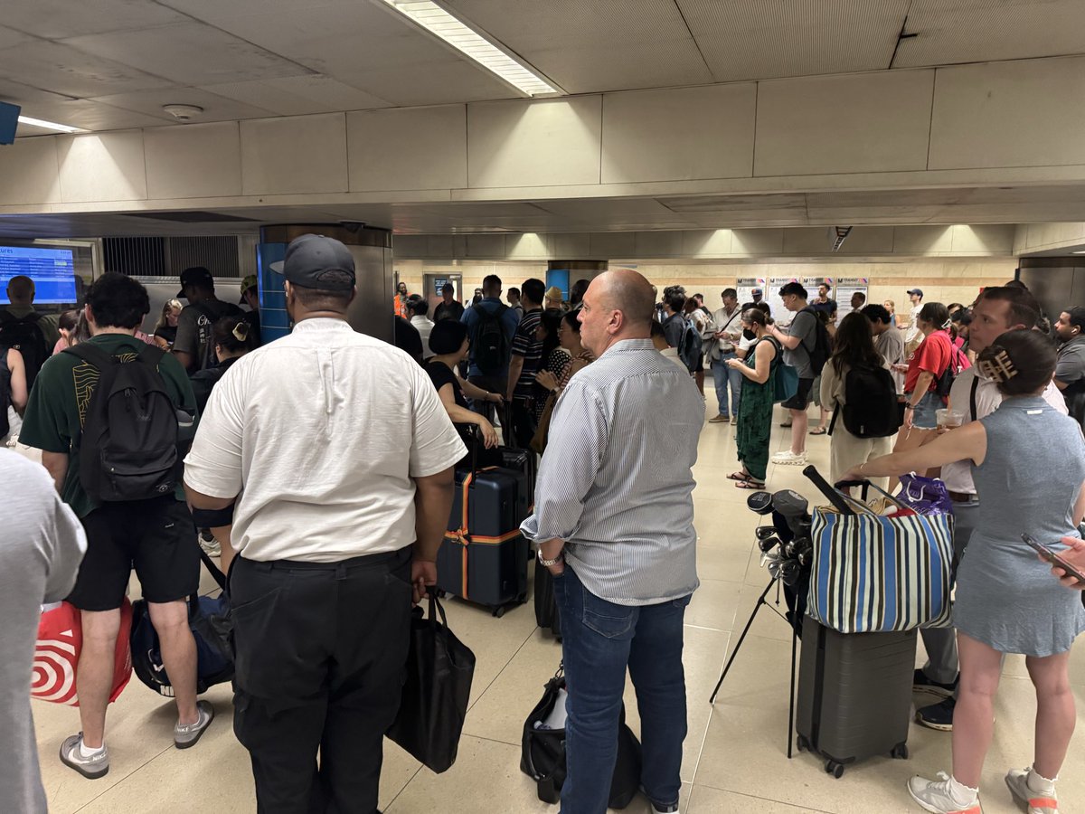Di36OL's tweet photo. @NJTRANSIT Why the isnt any trains of the NEC running , trains that go to the airport ? No announcements no real times , no cancellations just a bunch of nonsense and misinformation . https://t.co/Jq0gwMQLTM