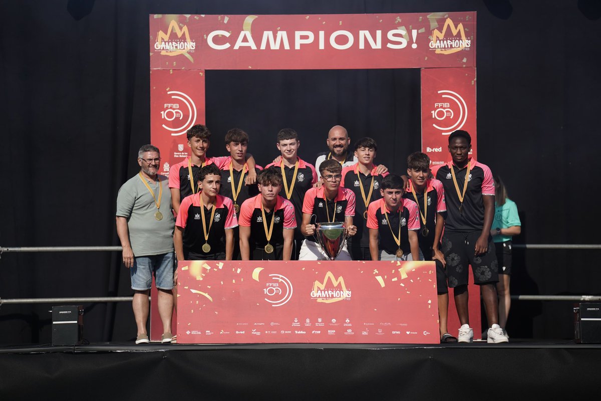 CEConstancia's tweet photo. 🏆 Els nostres campions! 🤍🖤

👏🏽 Enhorabona al Cadet Promeses, Infantil de Primera Regional, Aleví DH i Benjamí Primera Regional. 

Fotos de la Gala de Campions 2025/2026 organitzada per la FFIB.

📸 FFIB https://t.co/7KTJZYO3jf