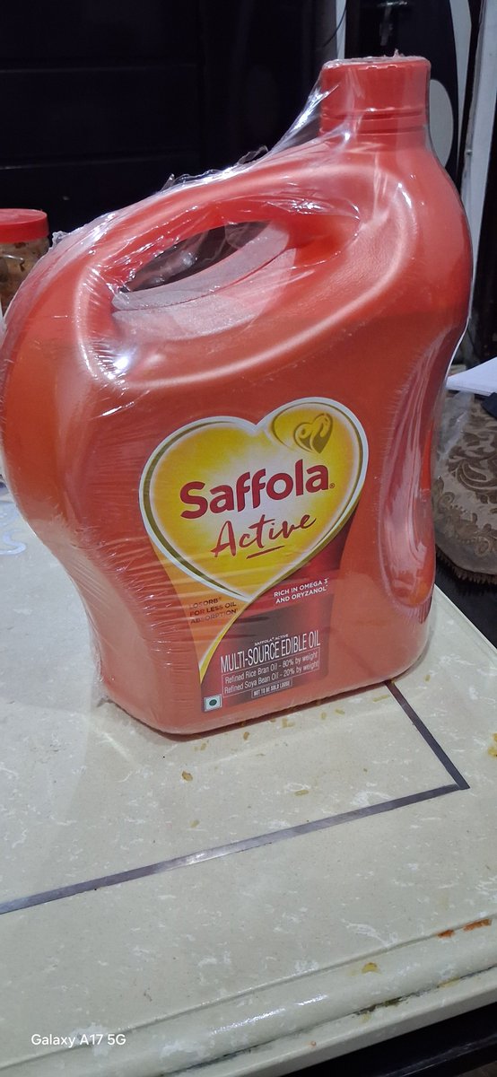 RahulArora17009's tweet photo. I received a used &amp; Sealed open saffola gold and also 1 item is missing in it which is 1L oil from zepto @Saffolalife. I experienced the same many times in @ZeptoNow @letsblinkit .Spoke to customer care but not solved.I want to return the item and refund my money in zepto wallet https://t.co/60VmZVbmDH