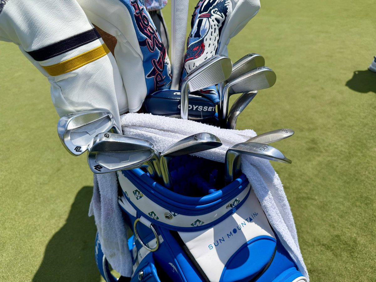 PGAPappas's tweet photo. So Iโm just standing around and this guy comes up to me and says, โPete. really enjoying your coverage this week!โ
I look up and itโs veteran looper Troy Martin whoโs caddying for Steven Alker.
Thanks Troy and #TeamAlker has a new fan. ๐
Hereโs a Steven Alker WITB at the U.S. Senior Open at Scioto CC.